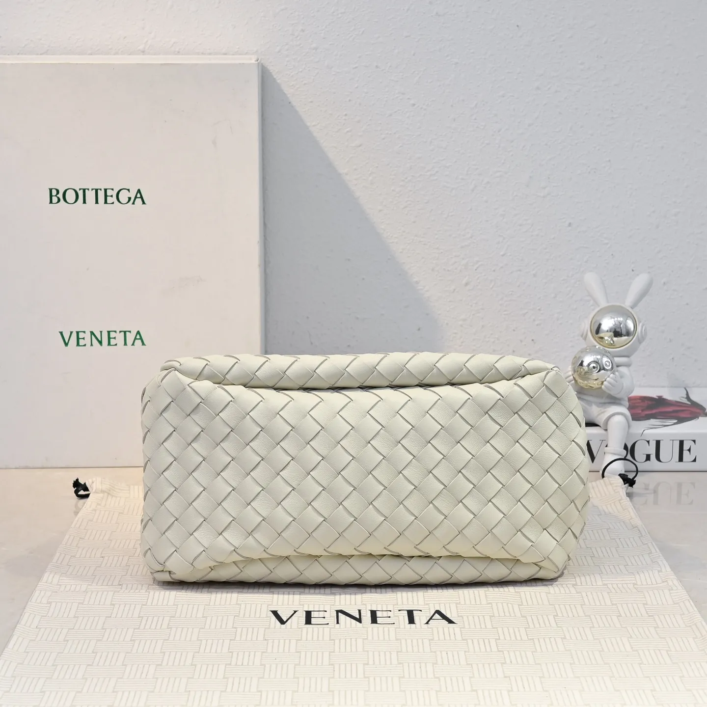 Batch 2160 new products are coming! BOTTEGA VENETA Bottega Veneta's 2025 new Campana shoulder bag is on the market~ First of all, I would like to praise the weight of this bag. As a not too small bag, it is very light for daily use. For people like me who need to carry a lot of belongings when going out, this advantage is great, and it greatly reduces the burden of traveling. 🛍️The shape is a bit like a combination of parachute and jodie. The blunt triangle shape is cute and honest. Carrying it on your back when going shopping is a good mood accelerator. The handles and body of the bag are both classic weaves. A tie is added to the original open design. If it is not tied up, the bag will look like a small vegetable basket when carried. Style number: 4249 Size: 33*20*16.5cm